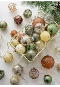 Detalle de bolas de Navidad variadas en color champán dentro de una cesta blanca fija