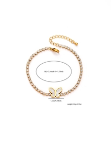 Détail du bracelet papillon doré avec ailes en nacre blanche et chaîne en cristaux