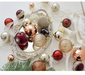 Detalle de bolas de Navidad champán y rojas con texturas de copos de nieve brillantes