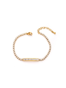 Détails d'un bracelet tennis doré avec cristaux sertis et fermoir mousqueton réglable
