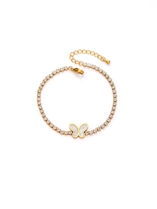Détail d'un bracelet de tennis doré orné d'un papillon en nacre blanche et de cristaux