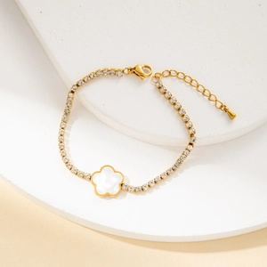 Bracelet élégant en titane doré avec breloque fleur en nacre et zircons brillants
