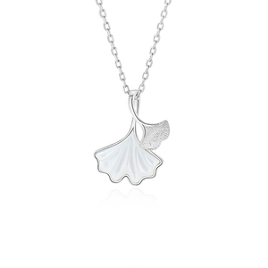 Collier élégant en argent sterling S925 avec pendentif feuille de ginkgo et nacre blanche