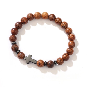 Bracelet bohème en perles de bois foncé avec un pendentif croix noire polie