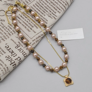 Collier double couche œil de tigre et perles avec pendentif carré en zircon doré
