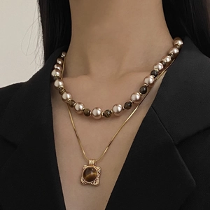 Collier double rang perles et œil de tigre avec pendentif doré rétro chic