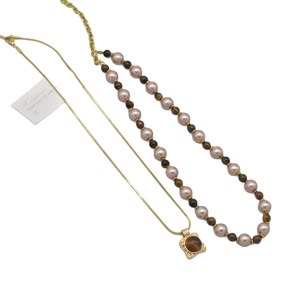 Collier double rang en œil de tigre et perles avec chaîne serpent dorée et pendentif carré