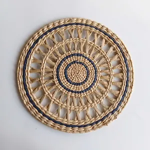 Décoration murale ronde en paille bohème avec accents bleus et motif tissé
