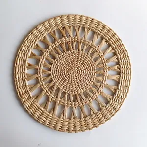 Décoration murale bohème en paille naturelle avec motif ajouré radial