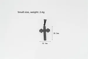 Gros plan détaillé d'un petit pendentif croix noir avec relief d'étoile et ses dimensions