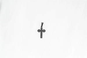 Détail du pendentif croix noire avec textures étoilées en acier inoxydable mat