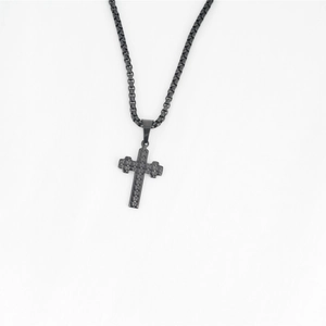 Collier croix en acier noir avec motif étoile et chaîne maille vénitienne