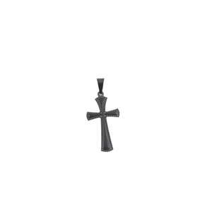 Long collier croix noire de style punk avec bords texturés sur fond blanc épuré