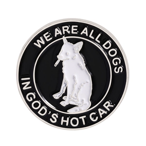 Pin's rond en émail avec un chien qui fume et le texte: We Are All Dogs In God's Hot Car
