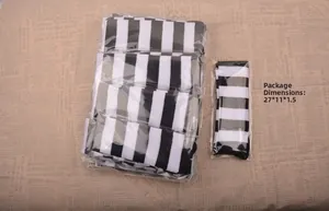 Détail de chaussettes hautes rayées bleu et blanc dans un emballage transparent