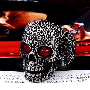 Gothic skull ring in silver with red gemstone eyes and intricate floral engravings