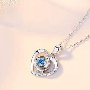 Collier cœur en argent S925 avec pierre bleue centrale et halo de diamants pavé