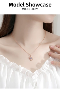 Détail du collier cœur en or rose avec pierre bleue et diamants sur un modèle