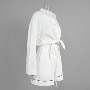 Détail d'un ensemble deux pièces blanc avec liseré contrasté sur la chemise et le short