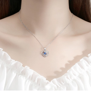 Collier en argent S925 avec pendentif cœur orné d'une pierre bleue et de cristaux