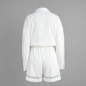 Détail de l'ensemble chemise et short blanc avec liseré noir contrastant au dos de la tenue