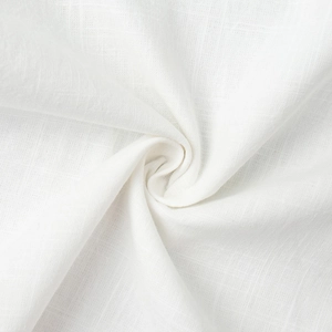 Gros plan du tissu en lin blanc montrant le tissage détaillé et le drapé soyeux