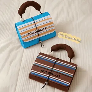 Neceser retro de rayas con asas de perlas en colores azul y marrón intenso