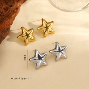 Detailed view of 18K gold and silver star earrings with 2.5cm size and 7.5g weight info