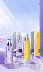 Detail von Haaröl-Sprayflaschen auf Podesten mit Zerstäuber-Effekt und Kirschblüten