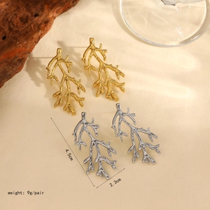 Macro detail of 18K gold star branch earrings showing 4.5cm height and 9g weight