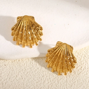 Boucles d'oreilles festonnées dorées avec texture radiale et finition acier inoxydable poli