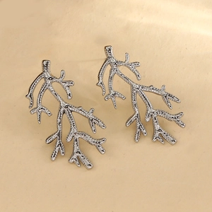 Orecchini a ramo di corallo argento con trama organica e design ispirato alla natura