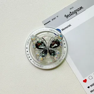 Détail du support téléphone papillon avec strass et gravure Gift For You sur la base