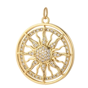Pendentif soleil bohème doré avec incrustations de zircons blancs sur fond blanc