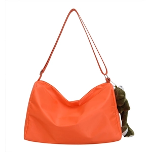 Grande borsa da viaggio arancione in nylon con tracolla e ciondolo a forma di rana