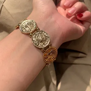 Bracciale elastico vintage in oro chiaro con rilievi di monete in stile boho classico