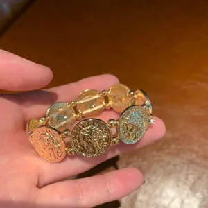 Bracciale elastico vintage in oro chiaro con rilievi di monete in stile bohémien donna