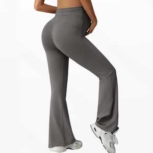Dettaglio dei pantaloni svasati premaman grigi a vita alta con cucitura solleva glutei