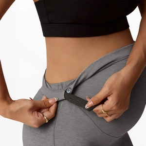 Dettaglio della fascia elastica regolabile a vita alta con bottoni sui pantaloni premaman