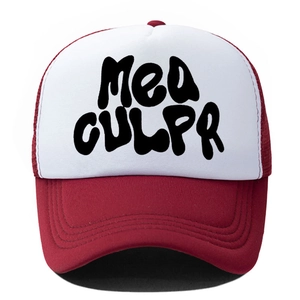 Détail de la casquette trucker en mesh rouge et blanc avec impression style MEA CULPR