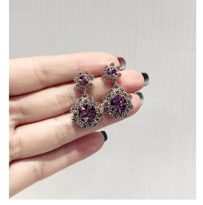 Détails de boucles d'oreilles vintage avec cristaux violets et strass bleus étincelants