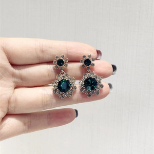 Boucles d'oreilles rétro avec gemme vert émeraude, halo de cristaux et clous floraux