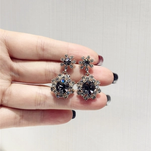 Boucles d'oreilles fleurs avec pierres précieuses gris foncé et micro-diamants brillants