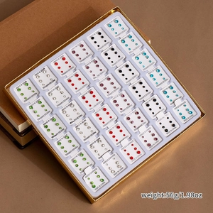 Coffret cadeau doré avec 36 paires de boucles d'oreilles en strass colorés variés