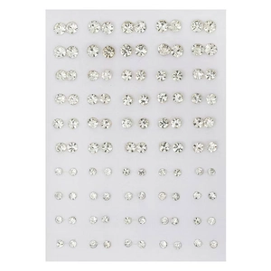 50 paires de boucles d'oreilles en cristal de tailles variées sur carte d'exposition