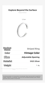 Dettaglio macro dell'anello in argento S925 stile retrò a righe con marchio interno