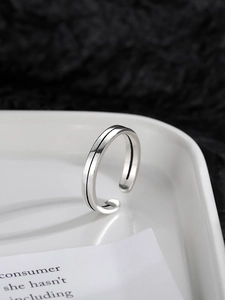 Dettaglio anello a doppia linea in argento S925 con design regolabile minimalista