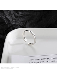 Dettaglio macro dell'anello in argento S925 con strisce retrò e finitura lucida