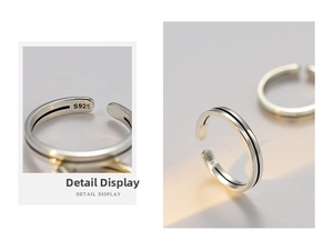 Dettaglio macro dell'anello in argento S925 con trama a strisce nere ossidate rifinite