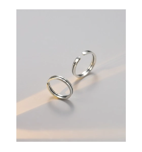 Dettaglio di anelli a righe vintage in argento s925 con doppie linee lucide